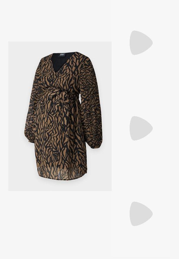 ONLY MATERNITY OLMSTAR DRESS - Vapaa-ajan mekko - dark brown; Musta nahkasaappaat nilkkapituudella, jossa on terävä kärki ja paksu korko. Silkkinen pinta, jossa on minimaaliset yksityiskohdat ja tyylikäs, istuva muotoilu.; Mustat ylisuurten kehysten aurinkolasit, joissa on liukuväri-linssit, paksut kehykset ja kultasävyiset ketjustuskoristeet temppeleissä.; Musta käsilaukku, jossa on rakenteellinen muoto, sileä pinta ja metallinen solki. Yhdistetty leveisiin mustiin housuihin ja avonaiheisiin sandaaleihin puulattialla.