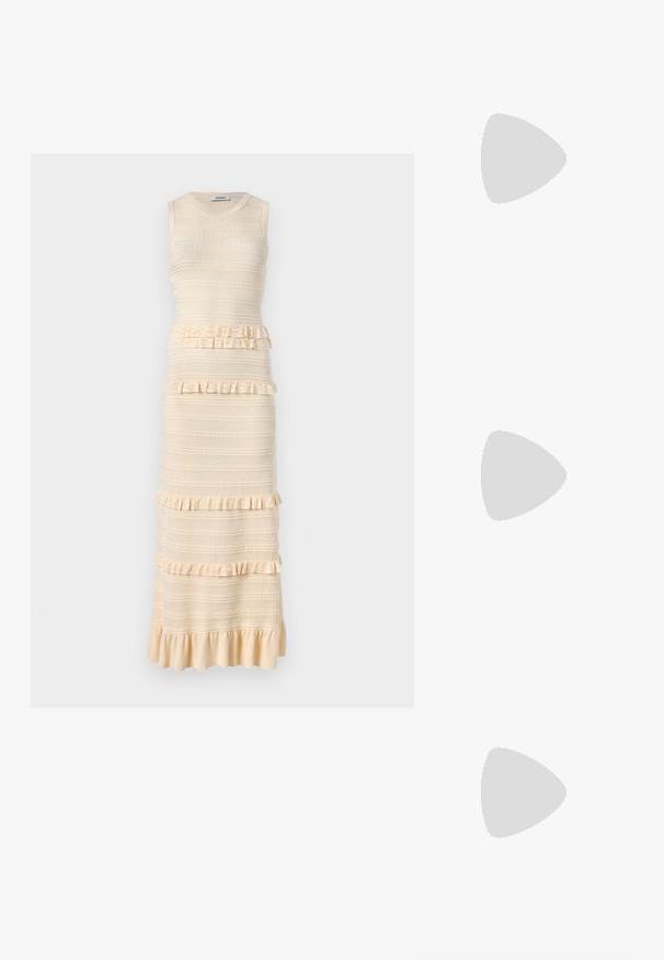 Kootud beež kleit, millel on ëlagis ja kumer kehaosa, rippuvad aktsendid, tekstuuriga triibud ja laienev äär. Kleit on ümmarguse kaelusega ja ilma varrukateta.; Hõbedased metallilised sandaalid minimalistliku disainiga, millel on õhukesed rihmad ja must lamellõhk. Tunnusjoonte hulka kuuluvad risti asetatud rihmad.; Prunade gradientiga prillid koos poolka sellest roosast raamistikust, ruudukujulised ning õhukeste metallist kätega. Omab ümarate servadega ja minimaalset detailide taset.; Pruun suede käekott kahte ülemist käepidet ja reguleeritavat õlarihma. Omab struktureeritud kuju ja minimalistlikku disaini.