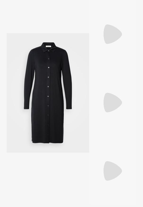 Marc O'Polo SHIRT DRESS - Džersio suknelė - black; Juodos odinės aulinės botai su smailiu priekiniu galiuku, masyviu kvadratiniu kulnu ir elegantišku dizainu. Yra elastingos šoninės detalės, kad būtų lengva užsidėti.; Juoda odinė hobo tipo rankinė su viena minkšta, apvalia rankena; pasižymi lygiu paviršiumi ir minimalizmu. Nėra matomų detalių ar akcentų.; Aukso žiedo auskarai su tekstūruotu, netaisyklingu paviršiumi. Yra be siūlių užsegimas ir poliruotas paviršius, akcentuojantis modernų dizainą.