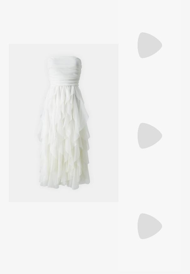 Abito bianco senza spalline con corpetto arricciato e gonna a strati di tulle con volant. Tessuto fluido e design fino al ginocchio.; Décolleté in vernice nera con cinturino dietro, punta affusolata, design con ritagli arrotondati e tacco a blocco. Presenta un accento di fibbia tono oro.; Occhiali da sole neri oversize con lenti sfumate, montatura spessa e dettagli in catena dorata sulle astine.; Borsa nera con forma strutturata, texture liscia e una chiusura metallica. Abbinata a pantaloni neri larghi e sandali open-toe su un pavimento in legno.