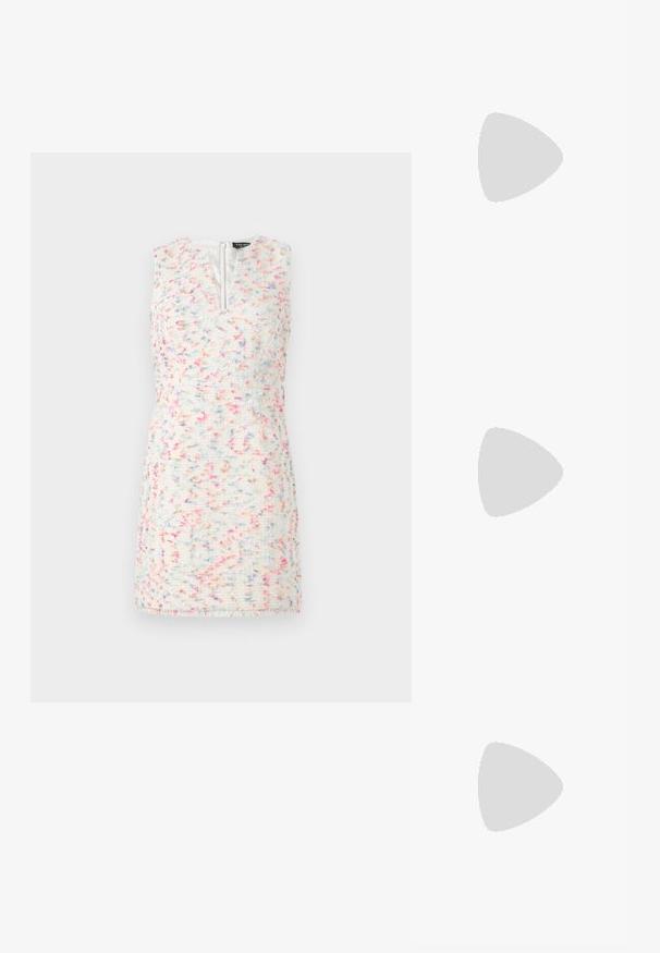 Bešvarkinė suknele iš audinio su tekstūruota paviršiumi. Spalvos: balta, rožinė ir mėlynos dėmės. Yra priekinis užtrauktukas ir tiesus kirpimas.; Juodi šlepetės su kvadratiniu pirštu ir žemu bloku kulnu. Yra keli ploni dirželiai ir reguliuojamas kulkšnies diržas. Pagaminti iš lygios odos.; Juodas odinis krepšys su išlenkta forma, nuimamu dirželiu ir auksiniais detalėmis. Krepšys turi kilpą su sagtimi.; Auksinės spalvos žiedas, turintis organišką, sukimosi dizainą su lygiu paviršiumi ir siaurėjančiais galais, sukuriantis modernią skulptūrinę išvaizdą.