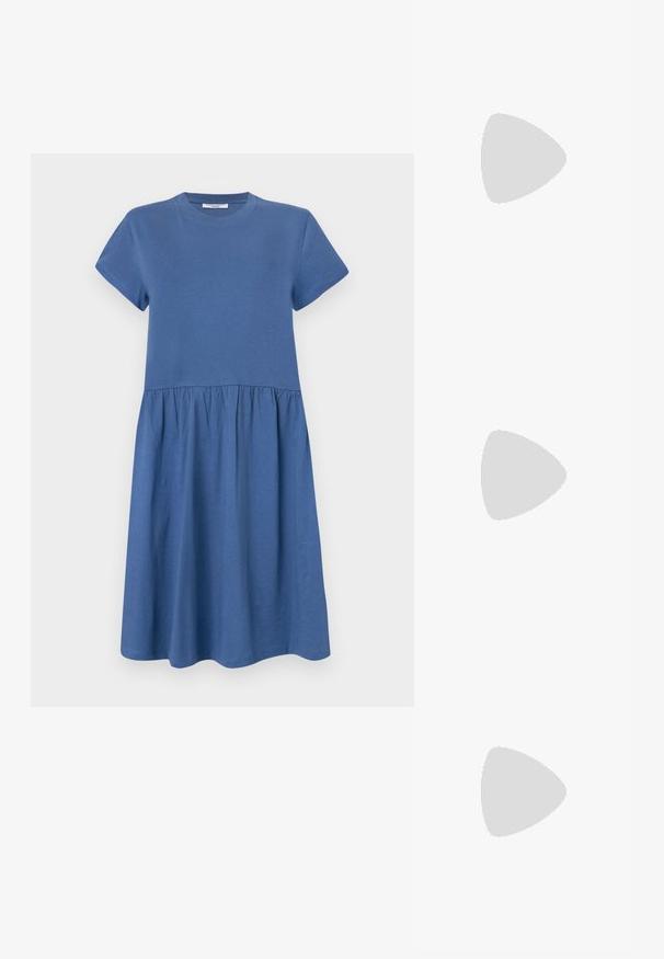 Blå bomullsklänning med korta ärmar, rund halsringning och en sammetsfållad tierad kjol. Slät textur och enkel design.; Svart läderpumpsko med rund tå och medelhög blockklack. Slät textur med minimal detaljering, med en diskret elastisk öppning.; Svart läder axelväska med en slät yta, rundad form, justerbar rem och dragkedjestängning. Minimalistisk design utan utsmyckningar.; Silver ring med dubbel band och en slät, polerad yta. Har en flödande, böjd design med överlappande sektioner för en modern stil.