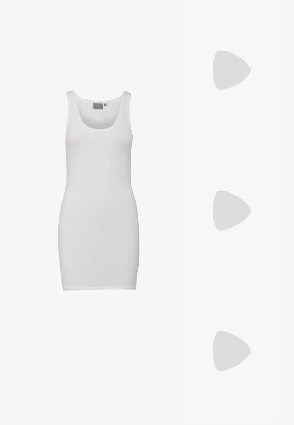 Vit klänning utan ärmar med rundad halsringning, tillverkad av slät, elastisk textil. Ärmlös design med en tight silhuett som når mitt på låret.; Vit högklackad sko i glatt material med spetstopp och ankelsnodd. Har en ljusbrun inredning och guldfärgad detaljer.; Vit läderhandväska med en strukturerad design, med en magnetknäppning och en axelrem, visad mot en neutral bakgrund.; Guldtonade örhängen i set bestående av tre par: strukturerade ovala stiftörhängen, vågiga designstift och stora hängande örhängen med lager av räfflor.