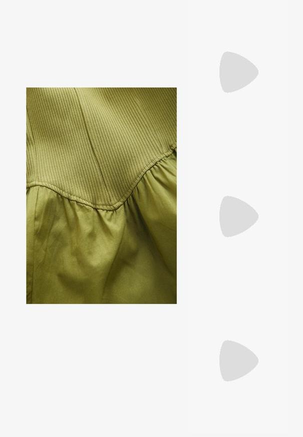 Tissu vert olive présentant une texture côtelée verticale sur la partie supérieure et une texture douce froncée en dessous, avec des détails de couture courbés.; Chaussure de sport présentant un mélange de matériaux vert olive et marron foncé avec des accents roses. Tige texturée et amorti d'air visible dans la semelle.; Lunettes de soleil transparentes roses avec une forme angulaire et en œil de chat, verres teintés foncés, et texte en relief sur la branche indiquant "LES LUNETTES DE SOLEIL."; Sac hobo en cuir bordeaux avec une silhouette incurvée, fermeture éclair et une bandoulière dotée de détails en métal argenté.