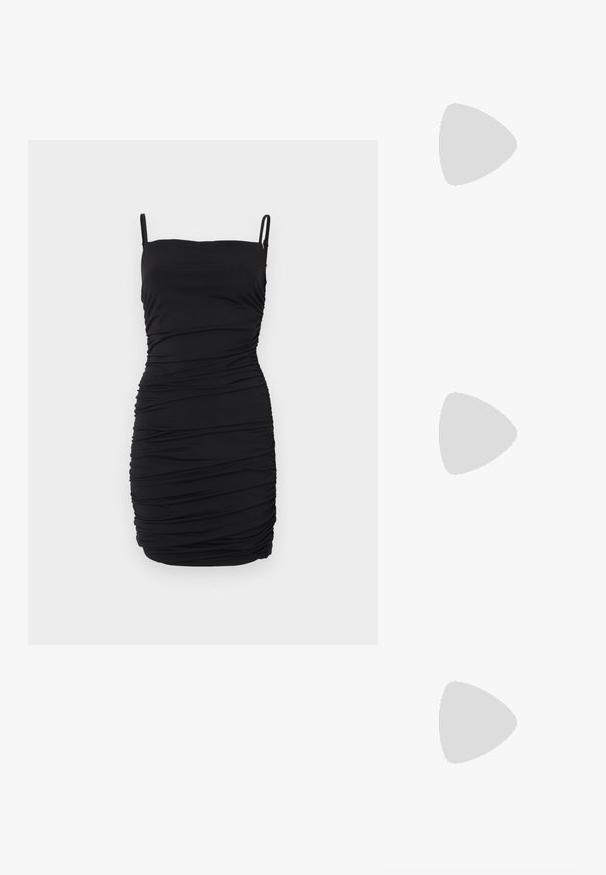 Vestito nero senza maniche realizzato in tessuto elasticizzato, caratterizzato da un design arricciato su tutta la superficie, con spalline regolabili e una silhouette aderente.; Slingback con tacco in vernice nera con punta affusolata, caratterizzato da una stampa a serpente testurizzata, cinturino regolabile e un tacco corto e testurizzato.; Borsa a tracolla nera in pelle con due tasche frontali, fibbie dorate, chiusura con zip e una tracolla sottile. Superficie texturizzata e forma rettangolare compatta.; Orecchini a cerchio in metallo color oro con forma curva ed allungata. Presentano una superficie liscia e lucida e una punta arrotondata per un tocco di dettaglio in più.
