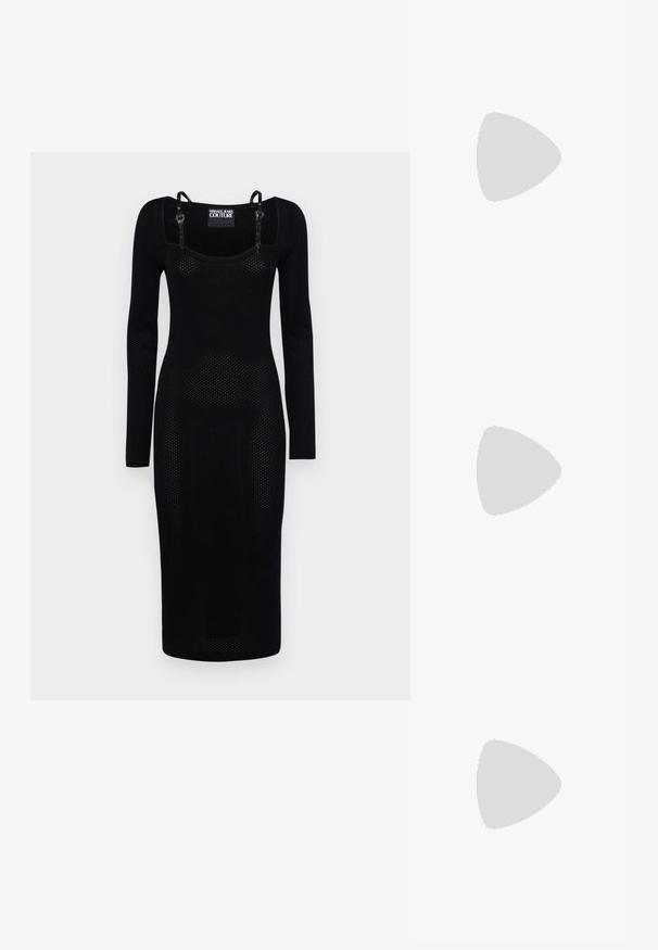 Vestido preto de mangas longas com silhueta ajustada, feito de tecido texturizado com pequenas perfurações e alças de ombro ajustáveis.; Salto slingback em patente preta com bico apontado, apresentando um padrão de pele de cobra texturizado, tira ajustável e um salto bloco curto e texturizado.; Óculos de sol brancos em formato de gato com lentes escuras, detalhes em dourado na armação e logotipo na lateral. Material plástico liso.; Bolsa de mão branca em couro com acabamento texturizado, featuring a corrente dourada e detalhes pretos. Inclui um bolso frontal e fecho com zipper.