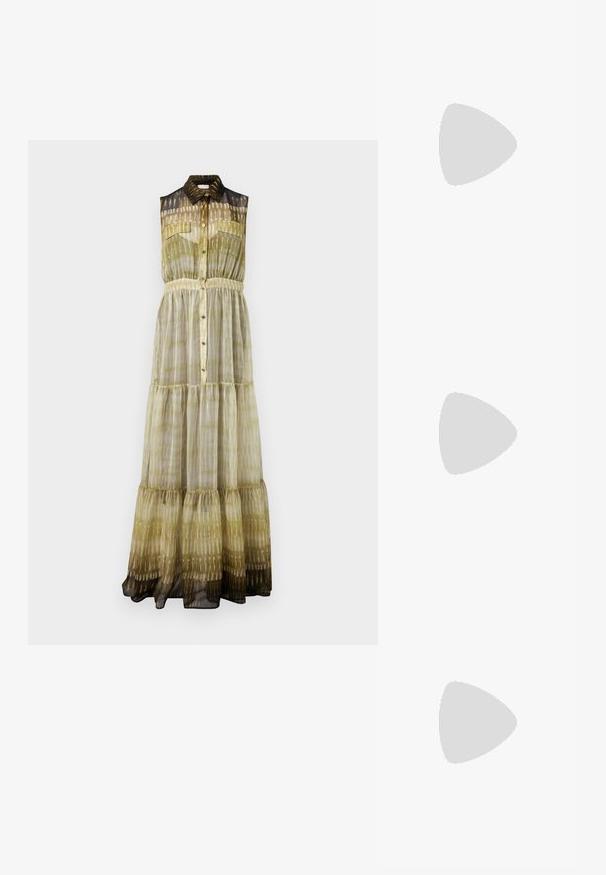 Abito maxi senza maniche in gradiente verde e nero. Presenta un colletto, bottoni frontali, design a strati e una texture fluida e trasparente.; Sandali neri con tacco alto presentano sottili cinturini con design annodato, una punta quadrata liscia e un elegante tacco a spillo.; Borsa a mano metallica grigia chiara con tracolla a catena, impreziosita da piccoli chiodi metallici circolari e da un logo triangolare del marchio.; Orecchini a cerchio in argento con una finitura liscia e lucente. Forma arrotondata, design leggero, con chiusura a perno.