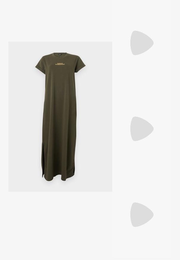 Olíva zöld maxi ruha rövid ujjakkal, kerek nyakkivágással és oldalsó hasítékokkal. A mellrészen arany színben található a "BARBOUR INTERNATIONAL" logó.; Fekete magas sarkú szandálok vékony pántokkal, csomózott mintával, sima négyzetes orral és karcsú stiletto sarkal rendelkeznek.; Világosszürke fémes kézitáska lánc pánttal, kis kör alakú fém kifinomult díszítéssel és háromszög alakú márkagéppel.; Ezüst karika fülbevalók sima, fényes felülettel. Lekerekített forma, könnyű kialakítással, tűs zárómechanizmussal.