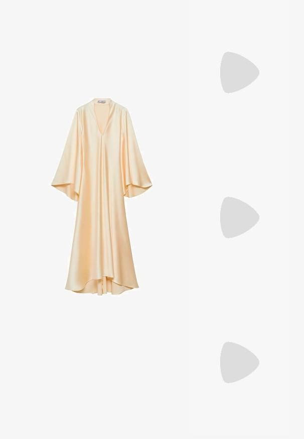 Mango Îmbrăcăminte de ocazie - gold-coloured; Pantofi cu toc slingback din piele patent bej, cu vârf ascuțit și toc subțire, pătrat. Textură netedă și design minimalist, fără detalii decorative.; Ochelari de metal aurii cu lentile ovale, brațe subțiri și suporturi nazale clare. Prezintă accente subtile la balamale și lentile transparente.; Geantă de piele albă cu o formă curbată, curea reglabilă și un detaliu mic cu cataramă. Modelul poartă o ținută neagră ajustată.