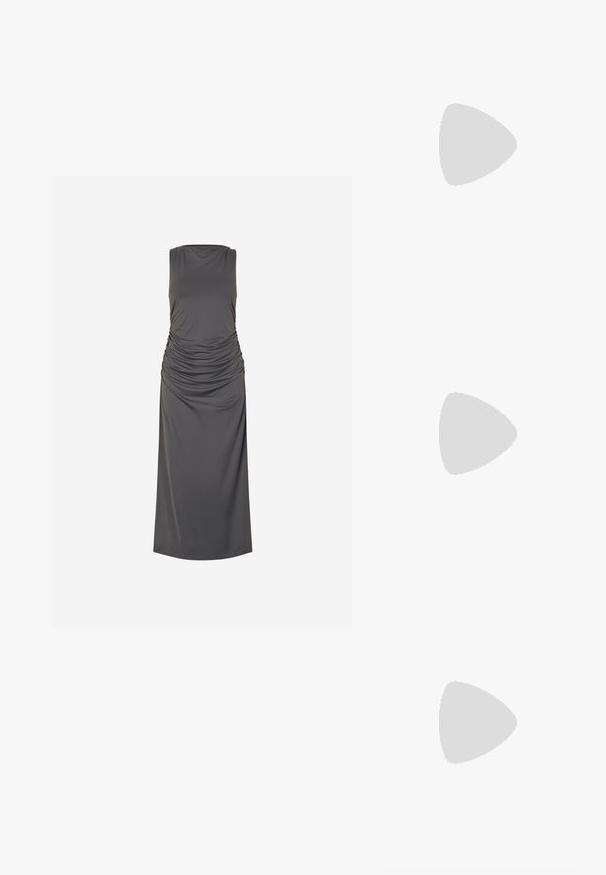 Ujjatlan sötétszürke midi ruha, oldalán ráncolt részletekkel és magas nyakkivágással, egyszerű fehér háttéren.; Fekete bőr loaferek lapos talppal, dekoratív arany hardware részlettel az elején és sima felülettel.; Fekete, oversize napszemüveg fokozatos árnyalatú lencsékkel, vastag kerettel és arany színű lánc díszítéssel a szárakon.; Fekete kézi táska strukturált formával, sima textúrával és fémből készült záródással. Széles fekete nadrággal és nyitott orrú szandállal párosítva, fából készült padlón.