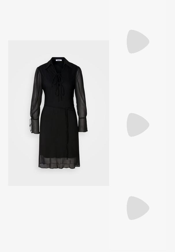 Svart kjole med lange, gjennomsiktige ermer, en knytedetalj i halsen og belte i midjen. Har solid stoff og en flytende silhuett.; Sorte lærreim hæler med spiss tå, som har en slank hæl og en gullfarget detalj på den justerbare stroppen. Glatt tekstur.; Svart skinnveske med teksturert overflate, som har to håndtak på toppen, en avtagbar skulderrem og detaljer med sølvspenne.; Sølvdangleøreringer med et tynt, mesh-lignende kjededesign og rette stenger som aksenter, med sommerfugl-låser for sikker feste.