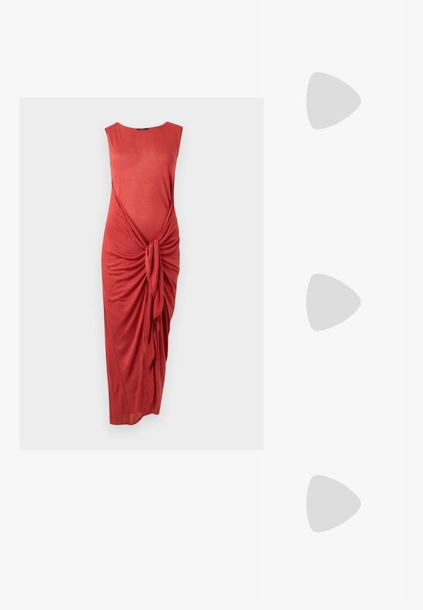 Koralli värinen hihaton midi-mekko, jossa on koottu etupidon yksityiskohta ja pyöreä kaula-aukko, valkoista taustaa vasten.; Korkokenkät, joissa on terävä kärki ja hopea, kultainen sekä nude-väriyhdistelmä. Kiiltävä pinta ja leikkausdesign, varustettuna stikettikorkealla.; Hopeapintainen metallinen pussilaukku, jolla on pehmeä, pyöreä muoto ja solmittava yläosa. Valmistettu sileästä tekonahkamateriaalista.; Hopehope hopeilla, joissa on minimalistinen muotoilu. Pyöreä muoto, sileä pinta ja ohut profiili. Kevyet ja kiillotetut.