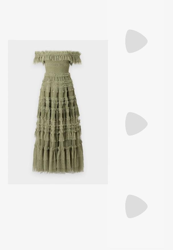 Olijfgroene off-the-shoulder jurk met gelaagde ruffles, een smock-borstvoeding en een gelaagde rok met textuurdetails en subtiele stippen.; Witte leren sneakers, laag model, met een gladde textuur, ronde neus, vetersluiting aan de voorkant en een klein geborduurd logo aan de zijkant.; Zwarte leren halfronde tas met een gouden hardware accent, voorzien van een ritssluiting. Draagt crossbody over een grijze trui.; Gouden knoopstuds met een gedraaide design. Elke oorring heeft een ronde transparante achterkant voor een veilige draagervaring.