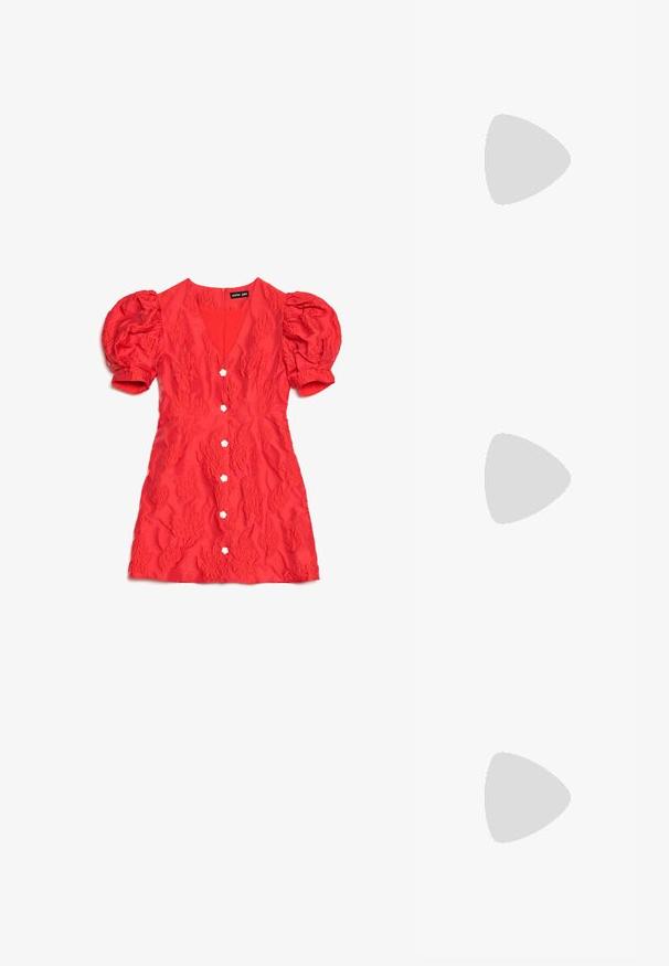 Sarkana īsā kleita ar puffed piedurknēm, ziedu raksta audums, V-veida kakla izgriezums un baltas ziedu formas pogas pa priekšu.; ALDO SCINTILLA - Augstpapēžu sandales - red; Sarkans ādas plecu soma ar gludu tekstūru, izliekta dizaina un dekoratīvu sprādzi. Regulējams siksna un rāvējslēdzēja aizdare.; Zelta krāsas metāla auss gredzeni ar gludu, apaļu trīsstūra formu un āķa aizmuguri; atstarojoša virsma ar minimālu apdari.