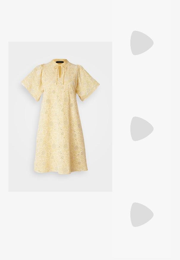 Bruuns Bazaar WOODBINEBBJULIA - Freizeitkleid - light yellow; Weiße Lackleder-Slingback-Schuhe mit spitzem Zehenbereich und niedrigem Blockabsatz. Mit einem dezenten Riemen und einer Schnalle in goldfarbener Optik.; Schwarze Handtasche aus Leder mit einem gerafften Design, kurzen, abgerundeten Griffen und einem abnehmbaren Schultergurt. Glatte Textur mit einer weichen Silhouette.; Silberne herzförmige Vorhängeschlösser mit eingravierten "JA"- und "NEIN"-Texten, polierte Oberfläche, symmetrisches Design und einem robusten Metallverschluss.