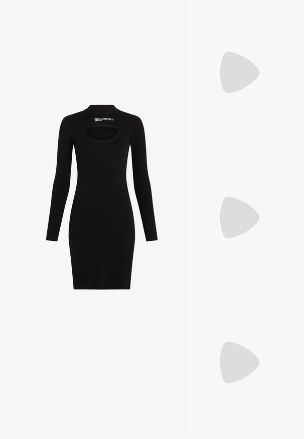 Svart ribbestrikket genserkjole med lange ermer, tettsittende silhuett, rund hals og utskjæring bak med logo detaljer.; Sorte lærreim hæler med spiss tå, som har en slank hæl og en gullfarget detalj på den justerbare stroppen. Glatt tekstur.; Sort lærveske med en strukturert design, som har en avkortet form, topphåndtak og detaljer i gull. Justerbar skulderstropp inkludert.; Sølvøreringer med en jevn, buet design. Har en blank metallisk finish og en studlås. Ingen synlige mønstre eller aksenter.