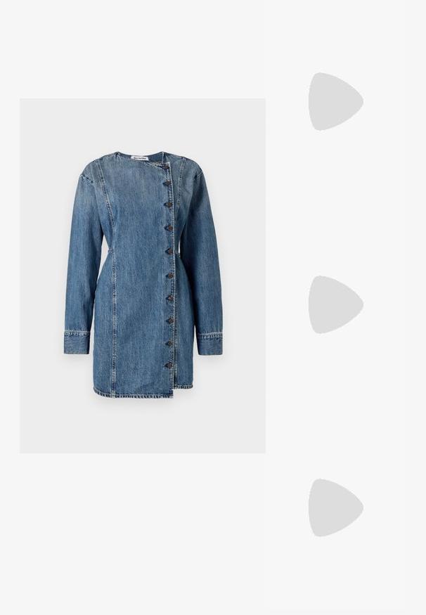 Denim-mekko, jossa on pitkät hihat, korkea kaulus ja epäsymmetrinen napitus. Ominaisuuksiin kuuluu keskipäinen sininen pesu, lievä rakenne ja muotoon ommeltu istuvuus.; Musta nahkainen ballerina, jossa on pyöristetty kärki, sileä pinta, minimaalinen ommelkoristelu ja joustava pohjamuotoilu.; Mustan nahka-buckettikassi, jossa on teksturoitu pinta, kultaiset metalliosat ja avoin yläosa. Ominaisuuksiin kuuluu lyhyt kahva ja säädettävä olkahihna.; Kultaketjut korvakorut, joissa on kierretystä muotoilusta valmistettu solmu. Jokaisessa korvassa on pyöreä, kirkas tausta varman käyttömukavuuden takaamiseksi.