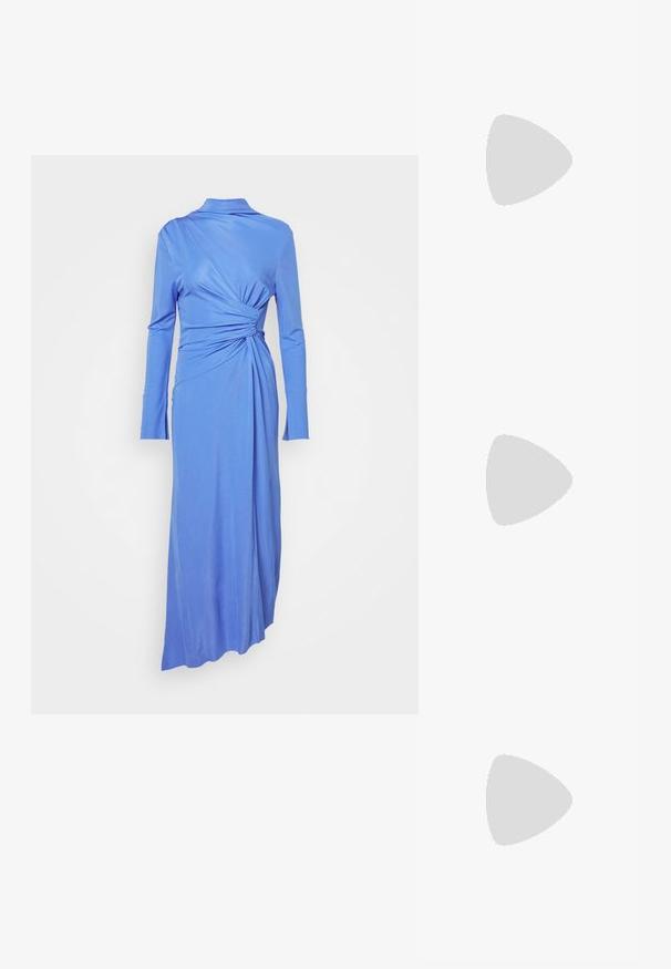 Victoria Beckham HIGH NECK DRAPED DRESS - Trikotāžas kleita - oxford blue; Melna lakota āda ar atvērto papēdi, ar smailu purngalu un ģeometrisku blokpapēdi. Iezīmējas elegants, minimāls dizains un gluda tekstūra.; Melnā dīvainā somiņa ar izliekta formu, kurai ir sudraba detaļas, viena plecu siksna un dekoratīvi apaļi akcenti.; Zelta krāsas metāla auskari ar gludu, izliekta, abstrakta forma. Pulēta virsma atspoguļo gaismu, radot smalkus akcentus un ēnas.