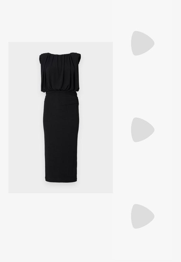 Svart klänning med en rynkad, draperad bustier, åtsittande midja och rak kjol. Tillverkad av ett ribbat, mjukt tyg med en slät yta.; Svarta högklackade sandaler har tunna remmar med en knuten design, en slät fyrkantig tå och en smal stilettklack.; Ljusgrå metallisk handväska med kedjestropp, prydd med små cirkulära metallnitar och en triangulär logotyp.; Silverfärgade hängande örhängen med en slät, blänkande yta. Rundad form, lätt design, med ett stift- och bakstängning.