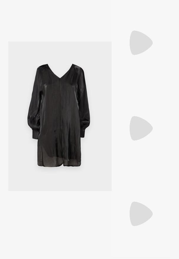 Bluză neagră, transparentă, cu decolteu în V, mâneci lungi și bufante, și o croială lejeră. Dispune de o textură fină și un design ușor, fluid.; Sandale negre cu toc înalt au curele subțiri cu un design legat, un vârf pătrat neted și un toc stiletto elegant.; Geantă metalică gri deschis, cu un strap din lanț, decorată cu mici ținte circulare metalice și un logo de marcă triangular.; Cercei creole din argint cu suprafață netedă și lucioasă, având o formă curbată și închidere cu tija. Design minimalist cu un finisaj modern.