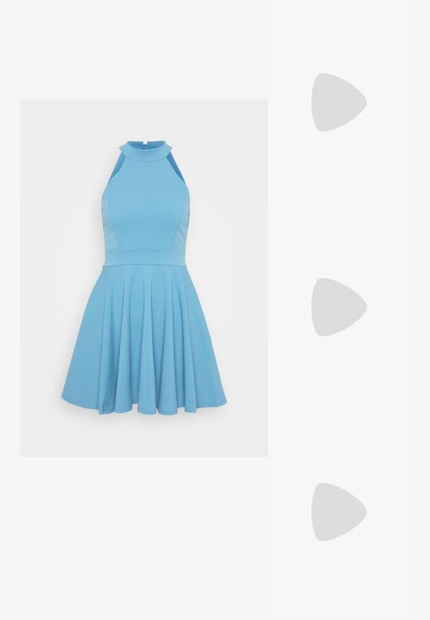 Svijetloplava haljina bez rukava s visokim izrezom, prilagođenim tijelom i raširenom suknjom. Izrađena od glatkog materijala s nabranim dizajnom.; Metalni srebrni sandali s visokom petom i otvorenom prstima, sa tri tanke trake preko stopala i trakom za gležanj sa kopčom.; Zlatna metalik torbica s glatkom teksturom, s trokutastim zatvaranjem na preklop. Ruka koja je drži ima uredno nj njegovane nokte.; Srebrna kružna naušnica s poliranim završetkom, koja ima male zlatne detalje i okrugli oblik, nošena na uhu.