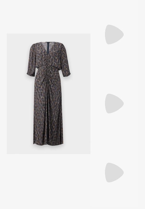 Robe longue en teintes sombres avec un motif abstrait, faite d'un tissu léger. Elle présente un décolleté en V, des détails froncés et des manches mi-longues.; Des sandales noires à talons hauts avec des fines lanières au design noué, un bout carré lisse et un talon aiguille élégant.; Sac à main en métal gris clair avec une bandoulière en chaîne, orné de petits clous métalliques ronds et d'un logo de marque triangulaire.; Boucles d'oreilles en argent avec une finition lisse et brillante. Forme arrondie, conception légère, avec un fermoir à tige.