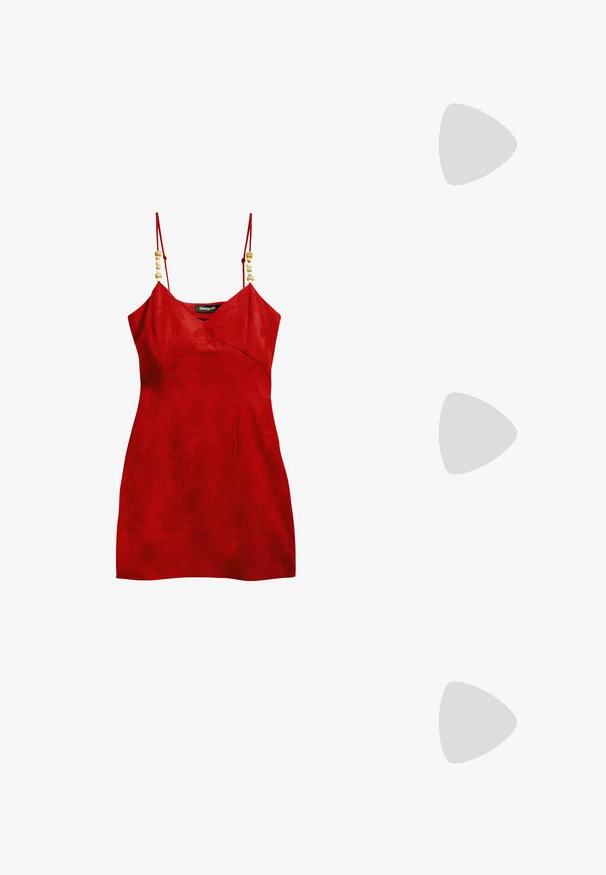 Rotes ärmelloses Kleid mit V-Ausschnitt, strukturiertem Stoff und dekorativen Holzperlen an den Trägern. Figurbetontes Design mit minimaler Länge.; Braune Leder-Slipper mit offenem Zehendesign, breitem Riemen mit Ausschnittdetails, flacher Sohle und glatter Textur.; Weißes Lederhandtasche mit strukturierter Oberfläche, ausgestattet mit einem goldenen Kettenriemen und einem abnehmbaren Schulterriemen. Logo auf der Vorderseite eingestanzt.; Goldfarbene rechteckige Armbanduhr mit minimalistischem Design, ausgestattet mit einem cremfarbenen Zifferblatt, goldenen Zeigern und einem Gliederarmband aus Metall. Die Markierungen umfassen den Markennamen.