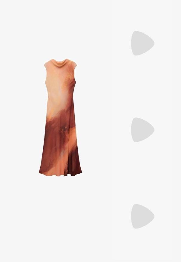 Maxi-jurk in een mix van warme perzik- en roestkleuren. Mouwloos ontwerp met een gedrapeerde halslijn en vloeiende stof, wat zorgt voor een soepele silhouette.; Rode mesh ballerina's met een spitse neus, voorzien van een dunne band en een gespdetail. De bovenkant heeft een open honingraatpatroon.; Ronde, bruin getinte zonnebril met een glanzend bordeauxrood frame. Slanke pootjes met subtiele merkdetails. Vlakke lensontwerp.; Set van acht metalen oorbellen in zilver- en gouddoor. Inclusief verschillende stijl van hoepels, texturen en afwerkingen, gerangschikt op grootte.