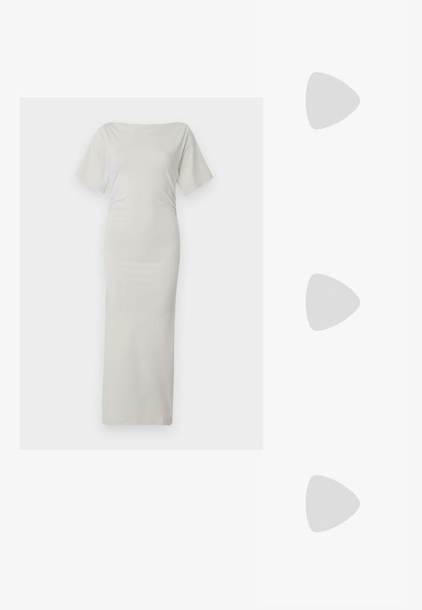 Bodycon kjole i let, glat, cremefarvet stof. Har bådudskæring og korte ærmer. Lang, tætsiddende silhuet uden mønstre.; Sorte læder slingback hæle med spids tå, der har en slank hæl og en guldfarvet detalje på den justerbare rem. Glat tekstur.; Sort læderhåndtaske med en struktureret design, der har en kortet form, tophåndtag og guld hardware-accenter. Justerbar skulderrem inkluderet.; Sølv rektangulært ur med en elegant urskive og diamanter-lignende accenter på et sammenkoblet metalarmbånd, båret med et sort stribet jakkesæt.