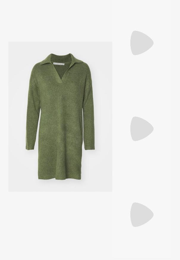Grønt strikket kjole med kragehals og lange ermer. Har en avslappet passform og lett innsvinget kant, laget av myk ullblanding.; Brune skinncowboystøvler med spiss tå og blokkhelt, med detaljerte sømmer og hevede detaljer på skaftet.; Kattøye solbriller med en svart og oransje skjellramme, brune linser og elegante, spisse tupper. Har en minimalistisk logo på stangen.; Sølv hoops øredobber med en tvistet design, som har en polert finish og bakstøtte. Mål omtrent 3 cm i diameter.