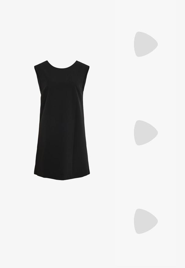 Czarna sukienka bez rękawów wykonana z gładkiego materiału. Posiada okrągły dekolt i prosty krój, który sięga powyżej kolan. Brak widocznych wzorów.; Czarne baleriny z lakierowanej skóry, spiczasty nosek, minimalistyczny design, gładka faktura, niskie obcasy, bez widocznych elementów metalowych czy ozdób.; Czarna skórzana torebka typu crossbody z gładką teksturą, prostokątnym kształtem oraz metalowym detalem w postaci łańcuszka z przodu. W zestawie regulowany pasek.; Srebrna obrączka podwójna z gładką, polerowaną powierzchnią. Posiada płynny, zakrzywiony kształt z nakładającymi się sekcjami, co nadaje nowoczesny wygląd.