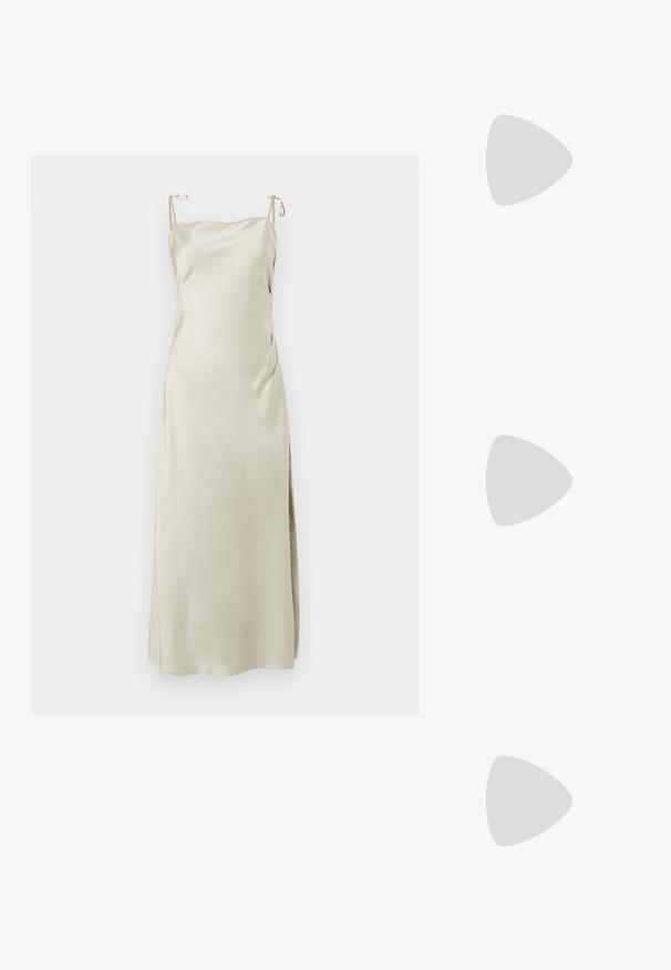 Satin glideliv i lys beige, med justerbare skulderstropper, rett utringning og en sidesliss for komfort og bevegelse.; Svart spiss tå slingback-sko med lav hæl, laget av jevnt skinnmateriale og med utskåret design på siden for pusteevne.; Svart lærveske med en strukturert design, doble topphåndtak, gullfarget spenneakent og preget merke-logo foran.; Sølvøreringer med en jevn, buet design. Har en blank metallisk finish og en studlås. Ingen synlige mønstre eller aksenter.