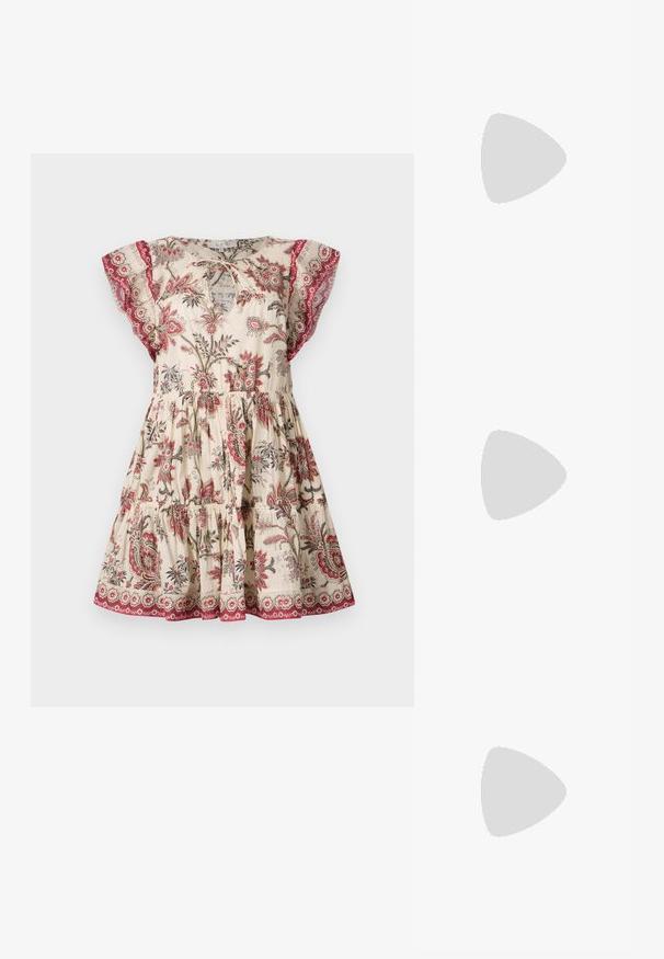 Blumendruckkleid in Creme, mit kurzen Flügelärmeln, gerafftem Tailleneinsatz und kontrastierenden roten Akzenten am Ausschnitt und Saum.; Lauren Ralph Lauren WYNNIE - Slipper - deep saddle tan; Gewebte beigefarbene Handtasche mit einer einzigartigen, geschwungenen Form, ausgestattet mit zwei strukturierten Griffen und zylindrischen Hardware-Akzenten.; Goldfarbene Metall-Hoops mit einer geschwungenen, länglichen Form. Sie verfügen über eine glatte, glänzende Oberfläche und eine abgerundete Spitze für zusätzliche Details.