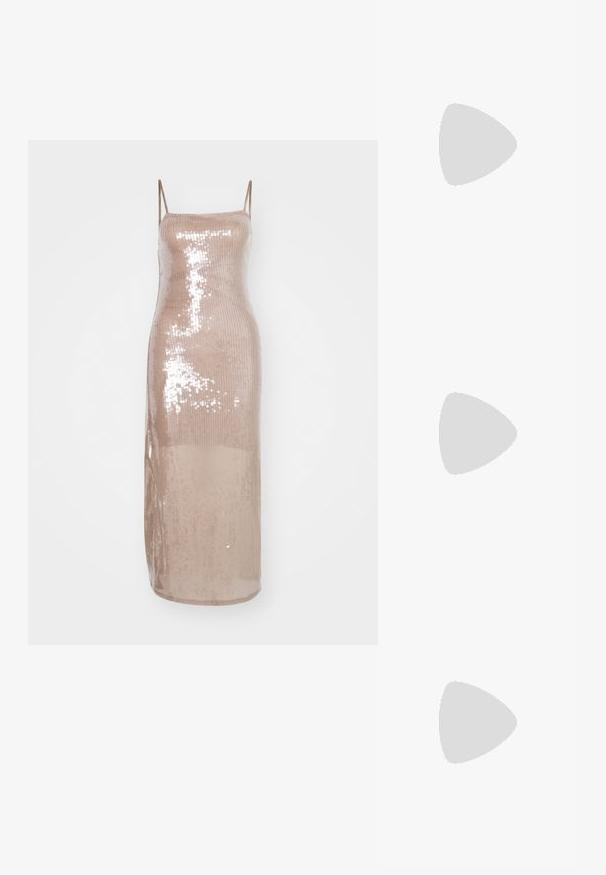 Hosszú, testhezálló ruha csillogó nude színű anyagból, flitterekkel, spagetti pántokkal és magas oldalsó hasítékkal a részletek és a textúra fokozása érdekében.; Beige színű, blokksarkú szandálok vékony pántokkal és négyzet alakú orral. Simább anyag, minimális részletezéssel, amely könnyű viselésre lett tervezve.; Fehér bőrtáska ívelt formájú, elöl feltűnő "CK" logóval, egyetlen vállpánttal. Cipzáras zárás a tetején.; Aranyszínű, félhold alakú fülbevalók, polírozott felülettel és zsanéros záródással. A sima textúra és a fényes felület fokozza a láthatóságot.