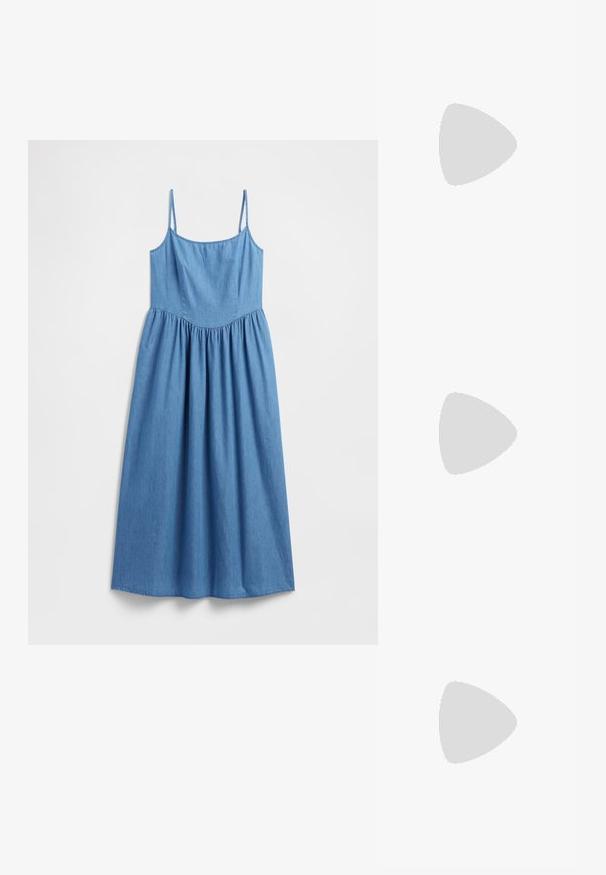 Jeans obleka s tankimi naramnicami, silhueta v obliki črke A in nabranim pasom, v enobarvni svetlo modri barvi in z mehko teksturo.; Rjava kratka majica s kratkimi rokavi iz mehkega materiala, s krožnim izrezom in ohlapnim krojem. Brez vidnih vzorcev ali dodatkov.; Bela sandala na visokih petah s debelim petam, ki ima obliko trakcev in vezanje okoli gležnja. Gladka tekstura z platformo spredaj za dodatno višino.; Bela sintetična torbica v obliki trikotnika, z ravnim sprednjim poklopcem in detajlom mašne, nastavljivim trakom, gladko teksturo in minimalističnim dizajnom.