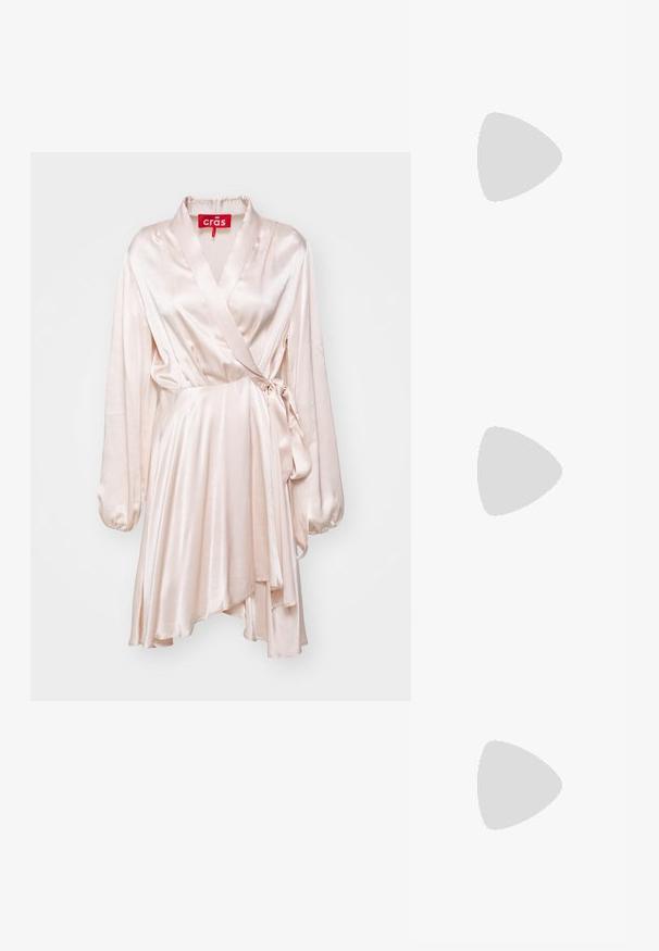 Cras LAURA DRESS - Koktélruha / Partiruha - champagne white; Fekete magas sarkú szandálok vékony pántokkal, csomózott mintával, sima négyzetes orral és karcsú stiletto sarkal rendelkeznek.; Világosszürke fémes kézitáska lánc pánttal, kis kör alakú fém kifinomult díszítéssel és háromszög alakú márkagéppel.; Ezüst fém fülbevalók sima, csepp alakú formával és fényes felülettel. Finom gravírozások teszik részletessé. Minimalista dizájn.