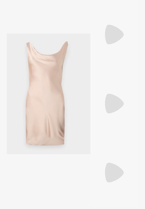 Blote satijnen slip dress met een ronde halslijn, slim fit en een gladde textuur. Geen zichtbare patronen of hardware; schoon, minimalist design.; Zwarte gepatineerde leren slingback hakken met een spitse neus en een geometrische blokhak. Kenmerkt zich door een slank, minimalistisch ontwerp en een gladde textuur.; Zwarte leren handtas met een gebogen vorm, afneembare schouderband en gouden hardware. De tas heeft een klep met een gespsluiting.; Drie paar oorbellen: grote witte parelstuds, gouden hoepels met heldere edelstenen, en twee lange, rechte gouden accentoorbellen met sprankelende details.
