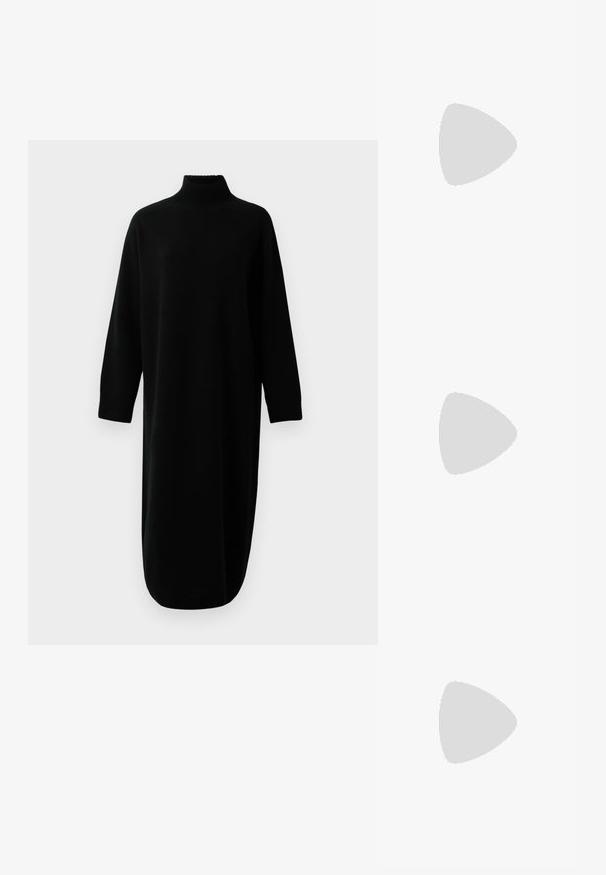 Juoda ilgas rankoves turtlenecko megzta midi suknelė su raštuotais rankogaliais ir apatine dalimi, demonstruojama ant paprasto balto fono.; Juodos aukštakulnės sandalai pasižymi plonyčiais dirželiais su mazgo dizainu, lygiu kvadratiniu pirštu ir elegantišku stiletto kulnu.; Šviesiai pilka metalinė rankinė su grandinėlės dirželiu, papuošta mažais apvaliais metaliniais smeigėmis ir trikampiu prekės ženklu.; Sidabrinės auskarai žiedai su lygiu, blizgiu paviršiumi. Suapvalinta forma, lengvas dizainas, su uždarymu ant smeigtuko.