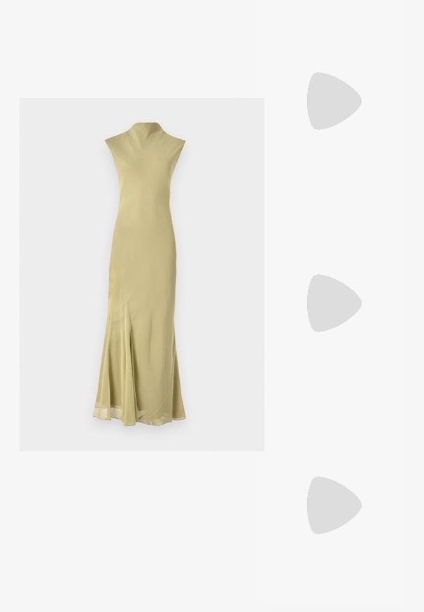 Lang, aansluitende jurk van lichtgele stof met een hoge kraag, gebogen silhouet en een zijsplit nabij de zoom voor extra detail.; Zwarte gepatineerde leren slingback schoenen met een spitse neus, zilveren hardware detail en een lage blokhak. Gladde, glanzende textuur overal.; Zwarte leren schoudertas met een gladde textuur, rechthoekige vorm en een metallic kettingdetail aan de voorkant. Verstelbare schouderband inbegrepen.; Zilveren druppeloorbellen met een vierkante stud, voorzien van een gladde, gepolijste afwerking en een druppelvorm, die het licht weerspiegelt met een glanzend oppervlak.