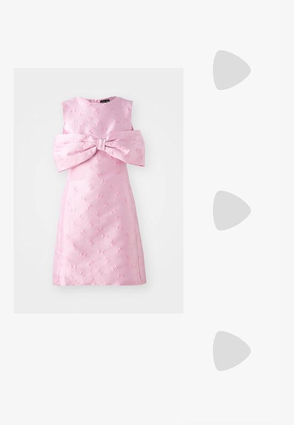 Ροζ αμάνικο φόρεμα με υφή, που διαθέτει μια μεγάλη κορδέλα μπροστά και ένα ανάγλυφο λουλουδάτο μοτίβο σε όλη την επιφάνεια.; Λευκό πέδιλο με ψηλό τακούνι και χοντρή φτέρνα, διαθέτει σχέδιο με λουριά και λουράκι στον αστράγαλο. Λείο υλικό με μπροστινό πλατφόρμα για επιπλέον ύψος.; Ροζ διαφανή γυαλιά ηλίου με ωοειδείς φακούς, σκούρο κόκκινο τόνισμα και κομψούς βραχίονες, με απαλή υφή και διακριτές λεπτομέρειες στο σκελετό.; Λευκή συνθετική τσάντα σε τριγωνικό σχήμα, με επίπεδη μπροστινή καπάκι και λεπτομέρεια φιόγκου, ρυθμιζόμενο λουράκι, απαλή υφή και μινιμαλιστικό σχέδιο.