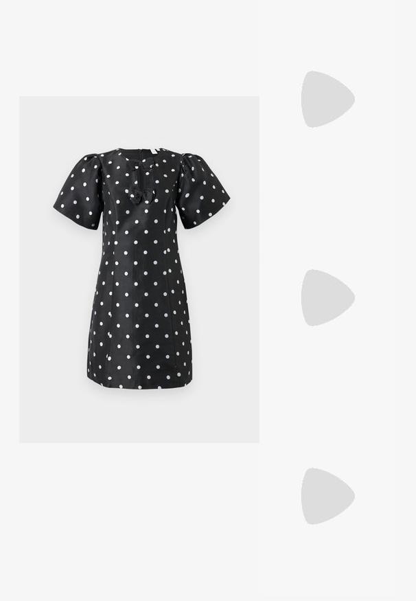 Zwart jurk met korte pofmouwen, witte stippen en twee strikjes aan de voorkant. Gemaakt van een soepele stof met een ronde hals en een ritssluiting.; Puntige hoge hak schoenen met een zilver, goud en nude kleurenschema. Glanzende afwerking met uitsnijdingen en een stiletto hak.; Zilveren metalen pouch bag met een zachte, afgeronde vorm en een geknoopte sluiting aan de bovenkant. Gemaakt van soepel faux leren materiaal.; Zilveren creolen met een gedraaide ontwerp, voorzien van een gepolijste afwerking en een post-back sluiting. Meet ongeveer 3 cm in diameter.
