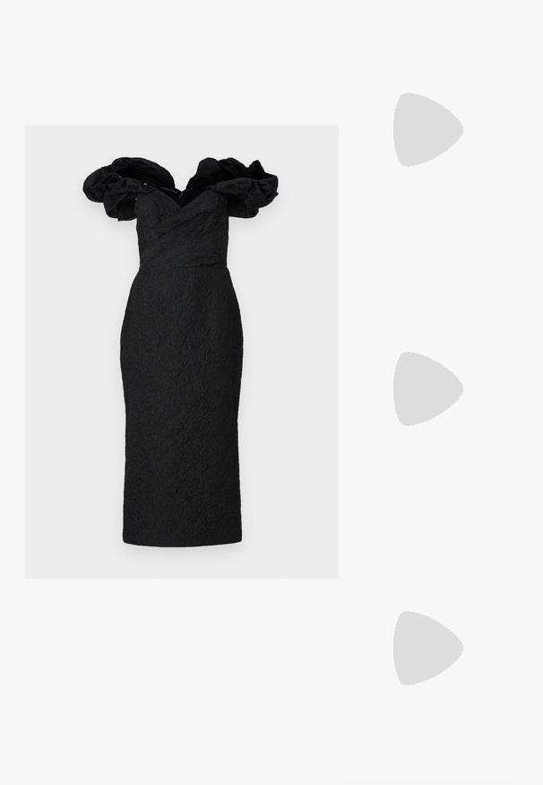 Marchesa Notte Alkalmi viselet - black; Fekete bőr slingback cipő hegyes orral, dekoratív pántokkal, fém szemekkel és alacsony blokk sarkú. Texturált felület.; Fekete bőr kézitáska strukturált dizájnnal, ezüst lánc pánttal és kiemelkedő fém logóval az elején. Simább textúra.; Két szárnyformájú fülbevaló, ezüstszínű fémből, átlátszó, kerekre csiszolt strasszokkal és aranyszínű fémbetétekkel, rétegezett kialakítással.