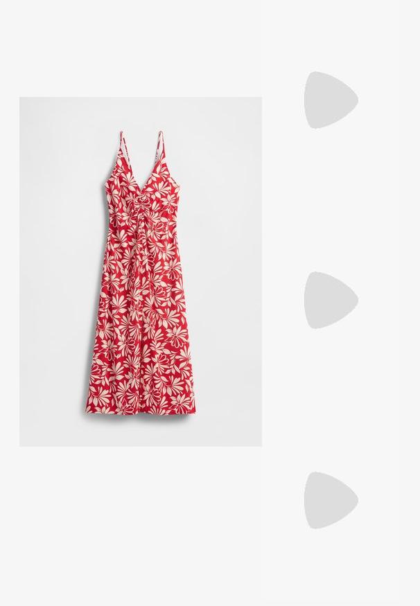 Rød blomsterkjole med hvide bladmotiver, V-udskæring, justerbare spaghetti-stropper, taljeret, og flydende skørt.; Guld, metalliske slingback-hæle med spids tå og kraftig hæl. Glat tekstur, minimalistisk design og en smal strop.; Sort læderhåndtaske med en buet form, aftagelig rem og guldfinish. Tasken har en klap med en spænde detalje.; Guldtonet metal ørering med et slankt, buet design. Har en karakteristisk spids form, poleret overflade og hængselåbning.