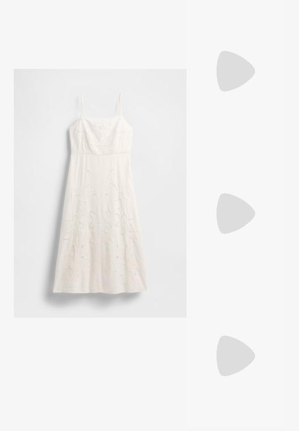 Bela obleka do kolen z ozkimi naramnicami, cvetličnim vezenjem in izrezanimi detajli. Narejena iz lahkega blaga s tekočim silhueto.; Črne patentne usnjene sandale s koničastim nosom, zankami okoli gležnja s srebrnimi sponkami in opremo ter vitkimi petami.; Zlata metalna torbica z urejenim dizajnom, gladko teksturo in nastavljivim trakom. Ima edinstveno trikotno obliko in minimalistično šivanje.; Zlato obarvani uhani z teksturiranimi, valovitimi oblikami. Vključujejo skulpturalne sponke za ušesa in odprto obliko obročka s kladivastim finišem.