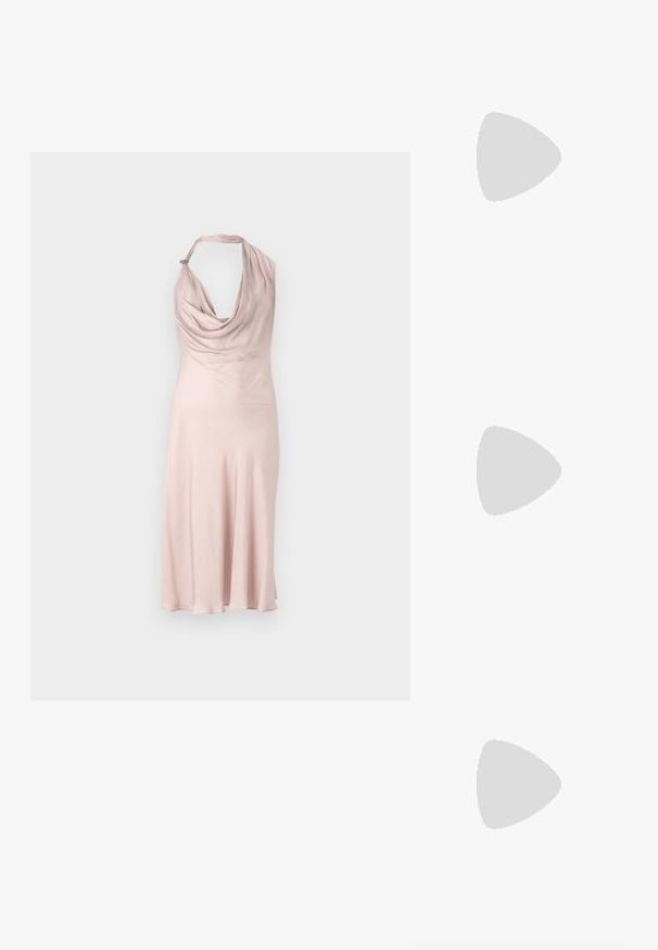 Vestido rosa sem mangas com decote drapeado, tecido suave e um pequeno detalhe no pescoço, terminando em uma barra rodada.; Bailarina de couro preto, bico fino, design minimalista, textura suave, salto baixo, sem hardware ou embelezamentos visíveis.; Bolsa crossbody de couro preto com uma textura suave, forma retangular e um detalhe em corrente metálica na frente. Inclui uma alça ajustável.; Brincos em tom de ouro com formas onduladas e texturizadas. Inclui studs escultóricos com presilha e um design de argola aberta com um acabamento martelado.