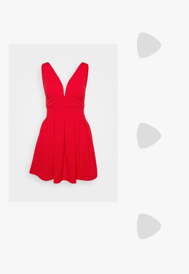 Κόκκινο φόρεμα χωρίς μανίκια με βαθύ V ντεκολτέ, εφαρμοστό κορσέ και φουσκωτή φούστα με πτυχώσεις. Λείο ύφασμα χωρίς ορατά σχέδια ή λεπτομέρειες.; Μεταλλική ασημί ψηλοτάκουνη σάνταλ με ανοιχτό μπροστινό μέρος, που διαθέτει τρεις λεπτές λουρίδες κατά μήκος του ποδιού και λουρί στον αστράγαλο με αγκράφα.; Χρυσή μεταλλική τσάντα clutch με λεία επιφάνεια, διαθέτει τριγωνική κλείσιμο. Το χέρι που την κρατά έχει καλοσχηματισμένα νύχια.; Ασημένιο σκουλαρίκι κρίκος με γυαλιστερή φινίρισμα, που διαθέτει μικρές χρυσές λεπτομέρειες και στρογγυλό σχήμα, φορεμένο στον λοβό.