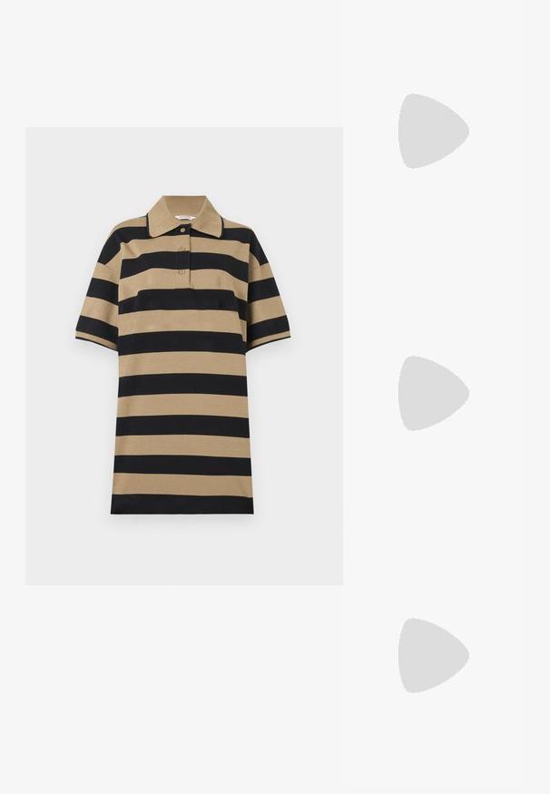 Camisa polo com riscas horizontais pretas e bejes, colarinho e três botões na frente. Feita de um tecido macio e leve.; As sandálias de salto alto pretas apresentam tiras finas com um design em nó, uma biqueira quadrada lisa e um elegante salto agulha.; Bolsa metálica cinza claro com uma alça de corrente, adornada com pequenos rebites metálicos circulares e um logótipo triangular da marca.; Brincos de argola prateados com um acabamento suave e brilhante. Forma arredondada, design leve, com fecho de pino.