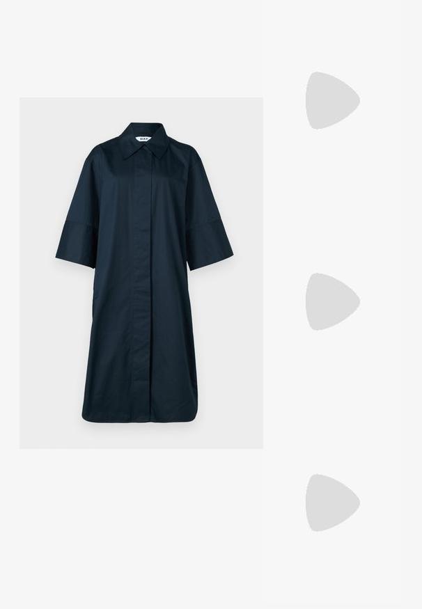 DAY Birger et Mikkelsen JACKIE - Blusenkleid - total eclipse; Schwarzer spitz zulaufender Slingback-Schuh mit niedrigem Absatz, der aus glattem Leder gefertigt ist und seitliche Ausschnitte für Atmungsaktivität aufweist.; Schwarze Handtasche mit zwei kurzen, doppelt geflochtenen Griffen und einem abnehmbaren Schulterriemen. Glattes, lederähnliches Material mit einem Reißverschluss und Logodetail.; Silberne Creolen mit einem glatten, geschwungenen Design. Mit einem glänzenden metallischen Finish und Steckverschluss. Keine sichtbaren Muster oder Akzente.