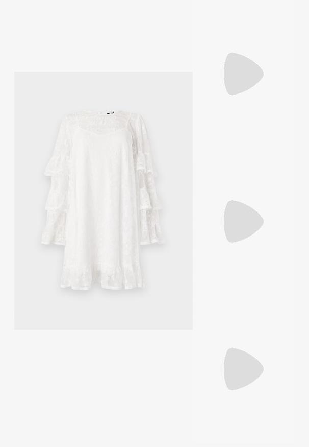 Hvitt blondekjole med utbrettede ermer, blomstermønster og volangkant. Lett, knelangs design med en subtil V-hals.; Sorte patentlær slingback-sko med spiss tå, ankelremmer med sølvspenner og detaljer, og en slank hæl.; Gullfarget metallisk håndveske med en strukturert design, glatt tekstur og justerbar stropp. Har en unik trekantet form og minimalistisk søm.; Gullfargede øredobber med teksturerte, bølgete former. Inkluderer skulpturelle klipsstuds og åpen hoop-design med en hamret finish.