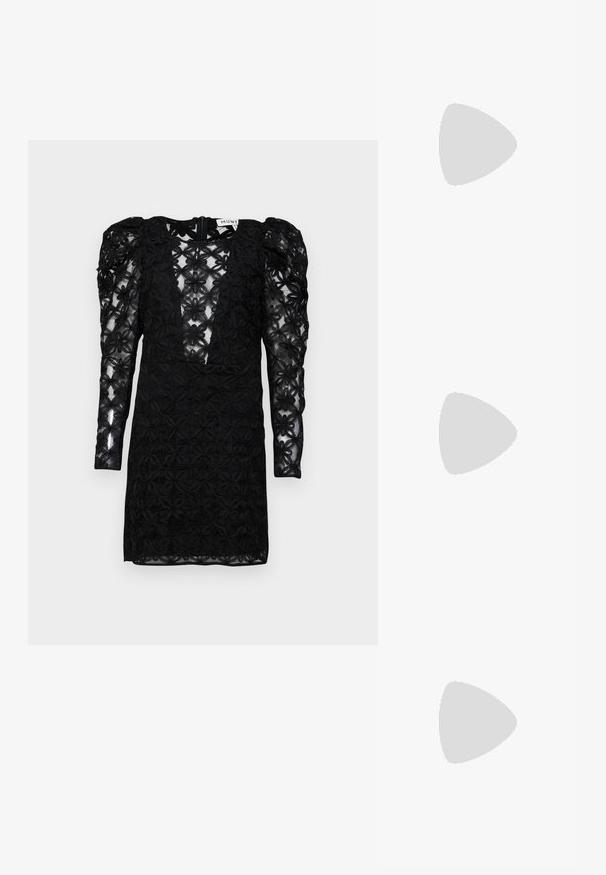 MUNTHE TENNY - Rochie de zi - black; Pantofi cu toc slingback negri din patent, cu vârf ascuțit, cu imprimeu de șarpe texturat, curea ajustabilă și toc scurt texturat.; Geantă neagră din piele, tip crossbody, cu două buzunare frontale, catarame aurii, închidere cu fermoar și o curea subțire. Suprafață texturată și formă rectangulară compactă.; Cercei din metal auriu, cu un design curbat și alungit. Au o suprafață netedă și strălucitoare, cu un vârf rotunjit pentru un detaliu suplimentar.